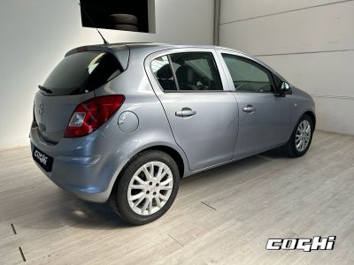 OPEL Corsa 1.2 5 porte Cosmo foto 4