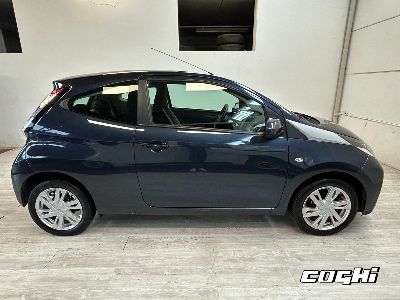 TOYOTA Aygo 1.0 VVT-i 69 CV 3 porte x-play MMT foto 1