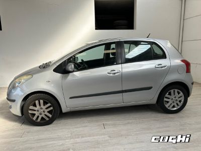 TOYOTA Yaris 1.0 5 porte Sol NEO.P. foto 3